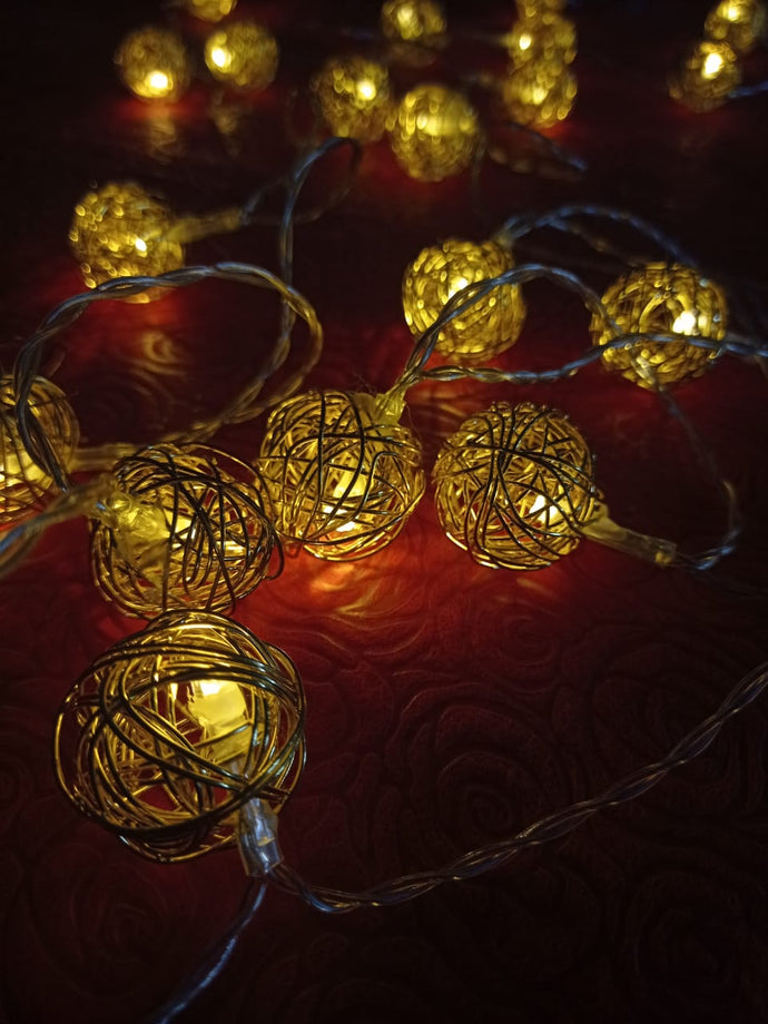 20 LED Golden Ball Metal Fairy Light 7 Feet High